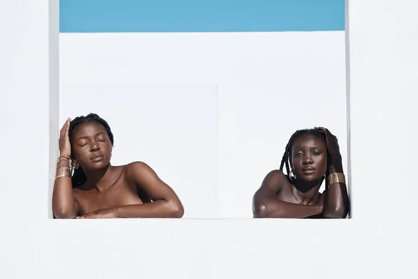 Cropped Shot Two Attractive Young Women Posing — Fotografia de Stock