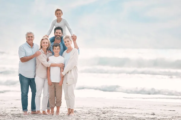 Toma Una Hermosa Unión Familiar Mientras Pasan Día Playa Juntos — Foto de Stock