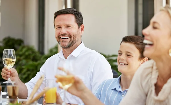 Shot Family Enjoying Meal Together — Stockfoto