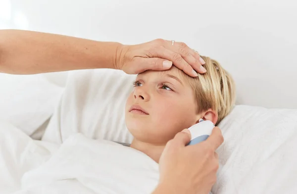 Shot Mother Caring Her Sick Daughter Home — Stockfoto