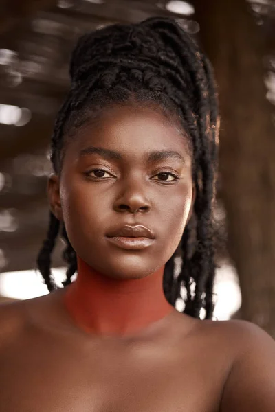 Opname Van Een Mooie Jonge Traditionele Vrouw Die Buiten Poseert — Stockfoto