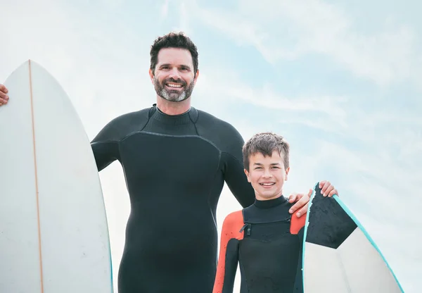 Shot Man His Young Son Beach Surfboards — Stockfoto