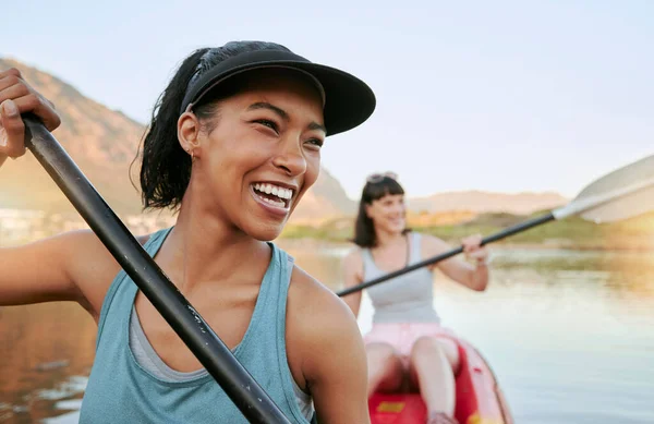 Dois Amigos Sorrindo Caiaque Lago Juntos Durante Férias Verão Sorrindo — Fotografia de Stock