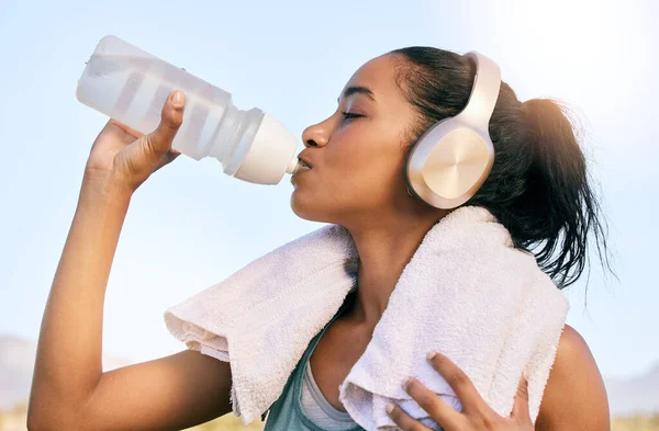 Active Fit Woman Wearing Wireless Headphones Drinking Water Bottle Exercising — Stok fotoğraf