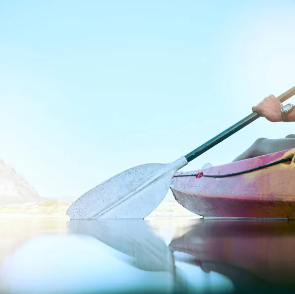 Closeup Kayak Oar Paddle Rowing Calm Water Female Hands Kayaking — Fotografia de Stock