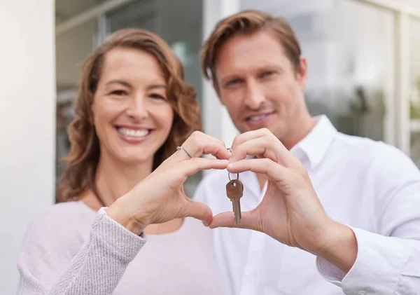 Großaufnahme Hände Von Glücklichen Eheleuten Die Mit Herzförmiger Handgeste Neue — Stockfoto