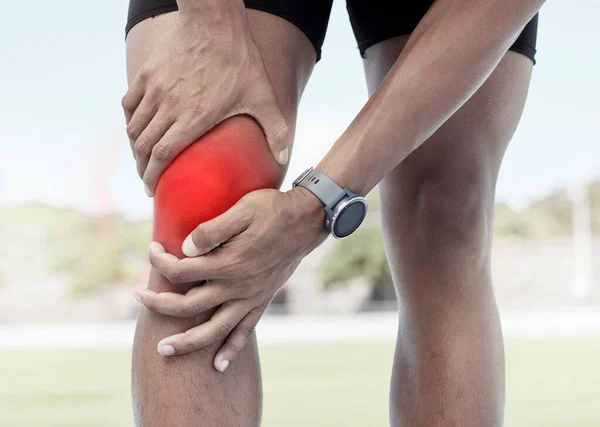 一名运动员膝盖酸痛 红红的身体 一名不舒服的运动员在锻炼期间腿受伤 关节骨折 肌肉发炎 过度消耗引起的紧张 — 图库照片