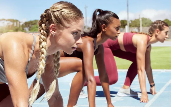 Three Female Athletes Starting Line Track Race Competition Stadium Young — Stockfoto