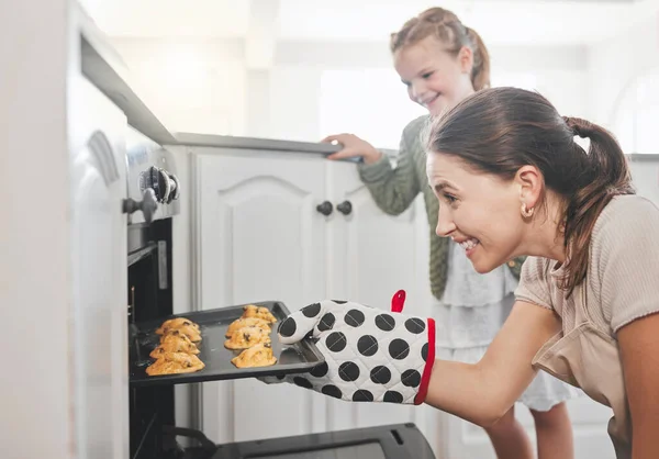 Βολή Μητέρας Και Κόρης Βάζουν Ένα Δίσκο Μπισκότα Στο Φούρνο — Φωτογραφία Αρχείου