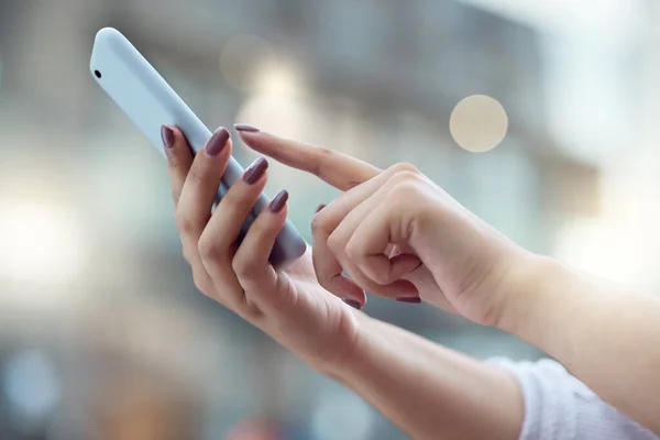 Tiro Uma Mulher Negócios Usando Smartphone Contra Fundo Urbano — Fotografia de Stock