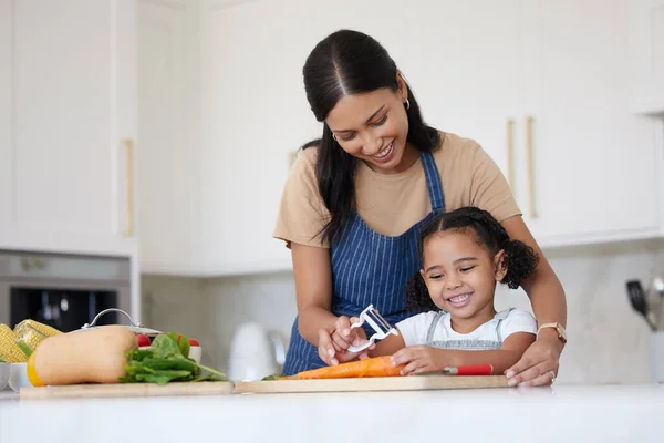 Madre Premurosa Figlia Adorabile Cucinare Legare Casa Ragazzina Felice Aiutare — Foto Stock