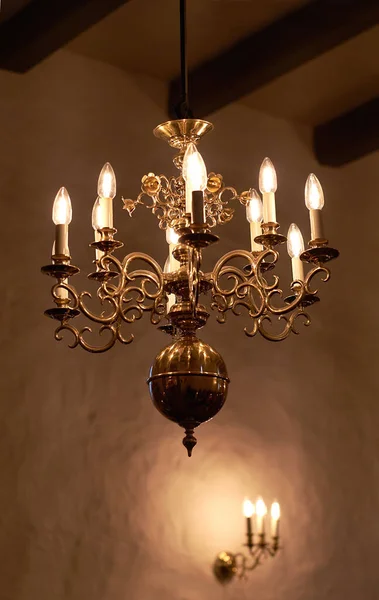 Antique Brass Chandelier Candle Light Bulbs Hanging Roof Ceiling Historic — Stok fotoğraf