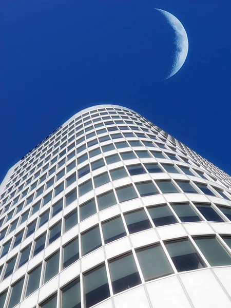 Half Moon Building Skyscraper Shining Bright Blue Sky Crescent Quarter — 스톡 사진