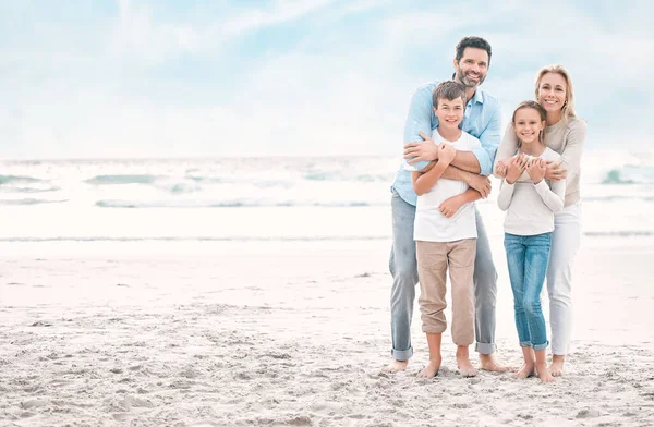 Shot Beautiful Family Bonding While Spending Day Beach Together — Stock fotografie