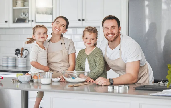 Girato Adorabili Bambine Che Cuociono Con Loro Genitori Casa — Foto Stock