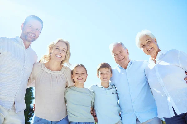 Shot Multi Generational Family Spending Time Together Outdoors — Stockfoto