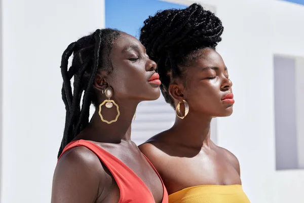 Cropped Shot Two Attractive Young Women Posing Rooftop Outdoors — Stockfoto