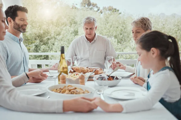 Shot Beautiful Family Blessing Food Prayer Table Together Home — Foto de Stock