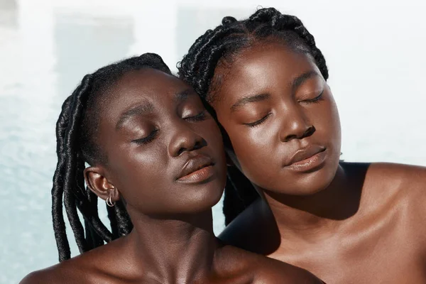 Cropped Shot Two Attractive Young Women Posing — Fotografia de Stock