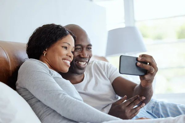 Prise Vue Jeune Couple Utilisant Smartphone Lit Maison — Photo