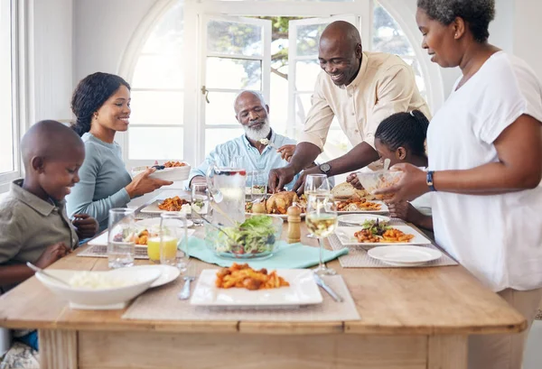 Foto Una Familia Almorzando Casa —  Fotos de Stock