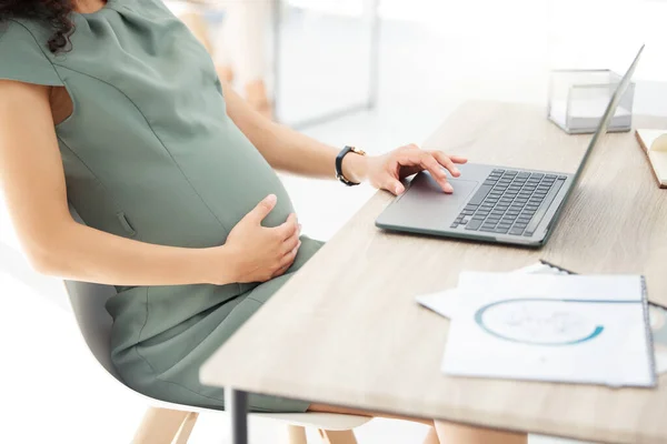 Detailní Záběr Těhotné Podnikatelky Pracující Notebooku Kanceláři — Stock fotografie