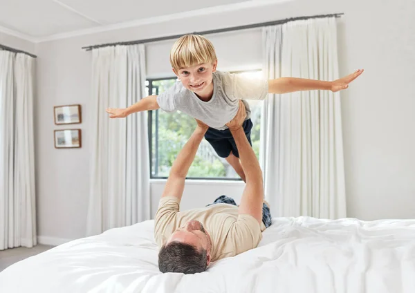 Fotografía Padre Hijo Jugando Dormitorio Casa — Foto de Stock