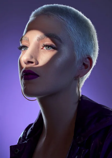 Shot Beautiful Young Woman Posing Purple Background — Zdjęcie stockowe
