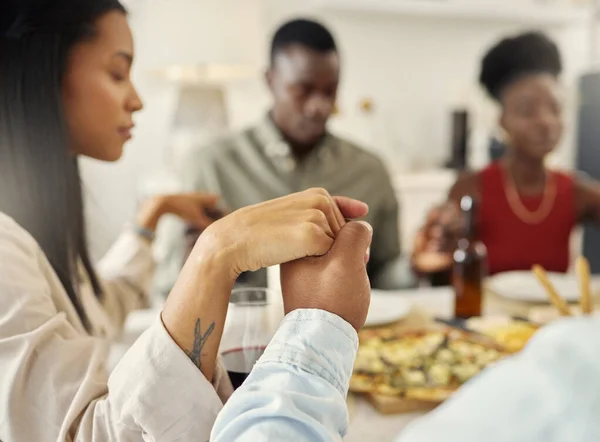 Shot Group Friends Saying Grace Eating Meal Together — Foto Stock