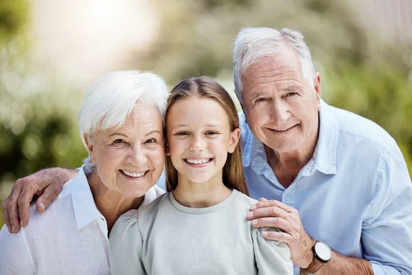 Shot Little Girl Spending Time Outdoors Her Grandparents — Stockfoto