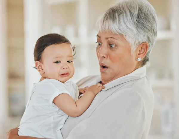 在家中抱着孙子的一个成熟女人中枪 — 图库照片