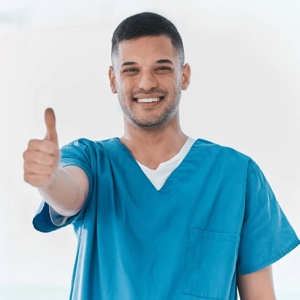 Portret Młodego Lekarza Pokazującego Kciuki Szpitalu — Zdjęcie stockowe