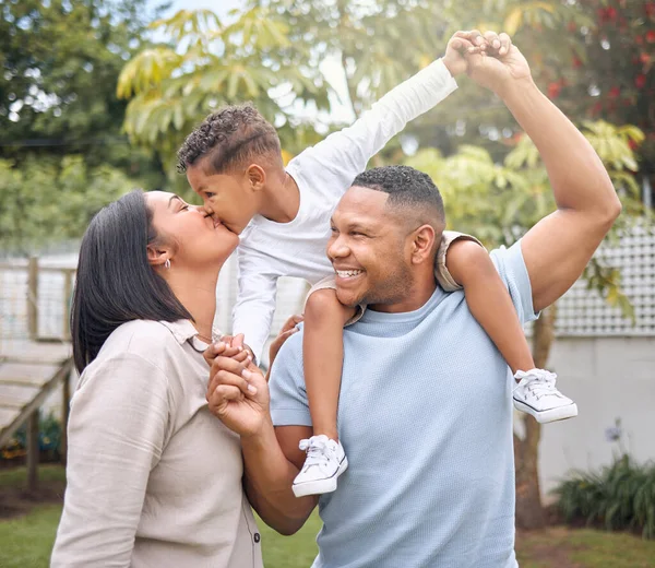 Shot Beautiful Family Having Fun Daughter Backyard Home — Fotografia de Stock