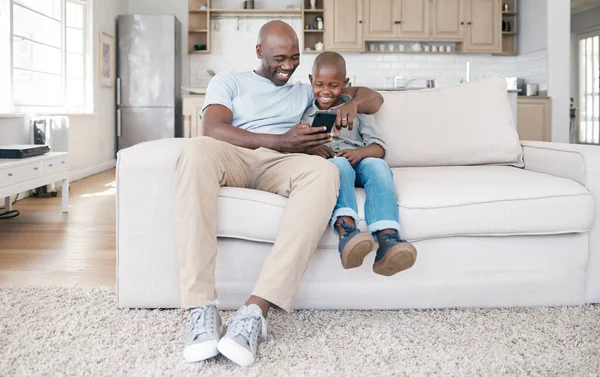 Een Foto Van Een Vader Zoon Met Een Mobieltje Bank — Stockfoto