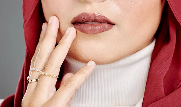 Muslim Woman Wearing Rings Lipstick Hijab Touching Her Face Posing — Fotografie, imagine de stoc
