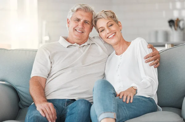 Foto Una Feliz Pareja Ancianos Relajándose Sofá Casa — Foto de Stock