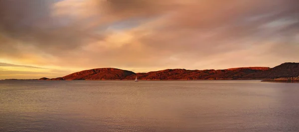 Norveç Teki Sakin Sakin Kutup Gölünün Üzerindeki Gölcük Dağları Günbatımı — Stok fotoğraf