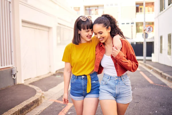 Shot Two Young Woman Exploring City — ストック写真