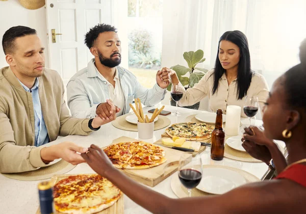 Shot Group Friends Saying Grace Eating Meal Together — Foto Stock