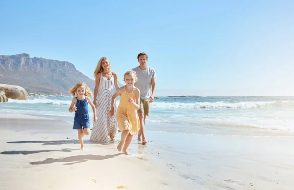 자녀와 해변을 뛰어다니며 방학을 즐기는 즐거운 어머니와 아버지가 따르는 앞으로 — 스톡 사진