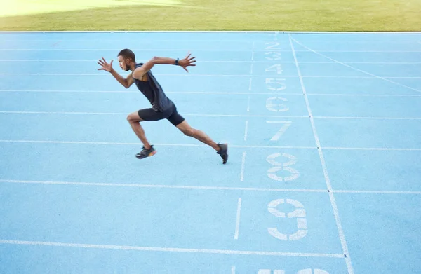 선수는 경쟁적 연습을 트랙을 달리는 것이다 스포츠 센터에서 스피드를 활동적 — 스톡 사진