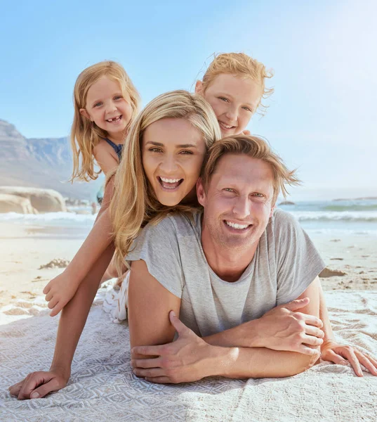 Portrait Carefree Family Relaxing Bonding Beach Two Cheerful Little Girls — ストック写真