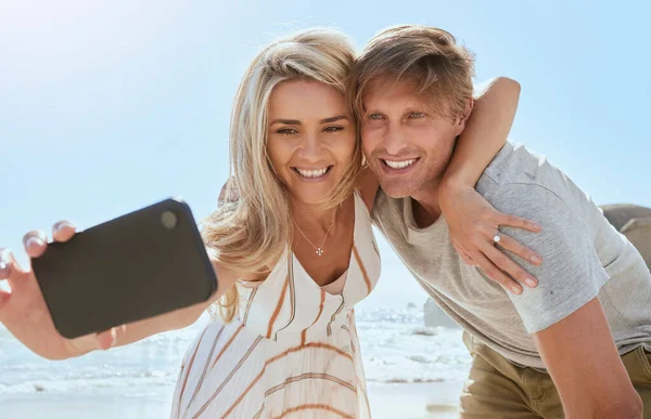 Loving Young Couple Taking Selfie Phone While Enjoying Day Beach — Stockfoto