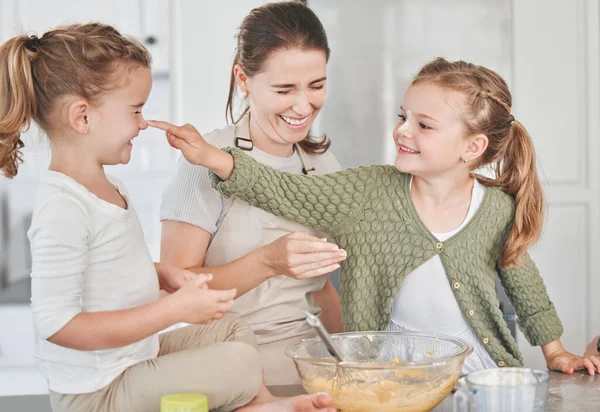 Shot Mother Playing Flour While Baking Her Two Daughters Home — Photo