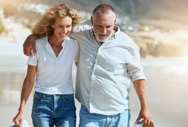 Smiling Mature Couple Embracing Walking Beach Holiday Overseas Happy Husband — Stockfoto