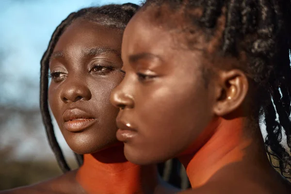 Aufnahme Von Zwei Schönen Stammesfrauen Die Gemeinsam Draußen Posieren — Stockfoto