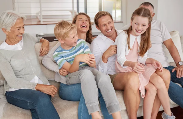 Πορτρέτο Μιας Ευτυχισμένης Οικογένειας Που Γελάει Και Κάθεται Στον Καναπέ — Φωτογραφία Αρχείου
