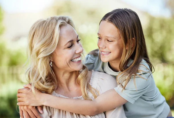 Schot Van Een Vrouw Die Tijd Buiten Doorbrengt Met Haar — Stockfoto