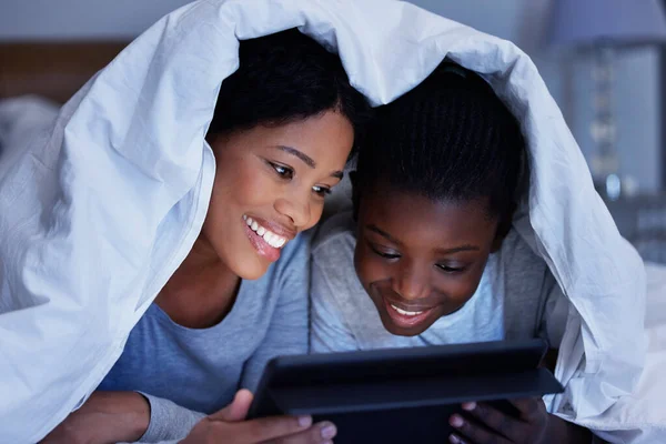 Shot Mother Daughter Using Tablet Bed Night — Zdjęcie stockowe