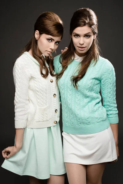 Студійний Знімок Двох Привабливих Молодих Жінок Одягнених Одягнених Темному Тлі — стокове фото